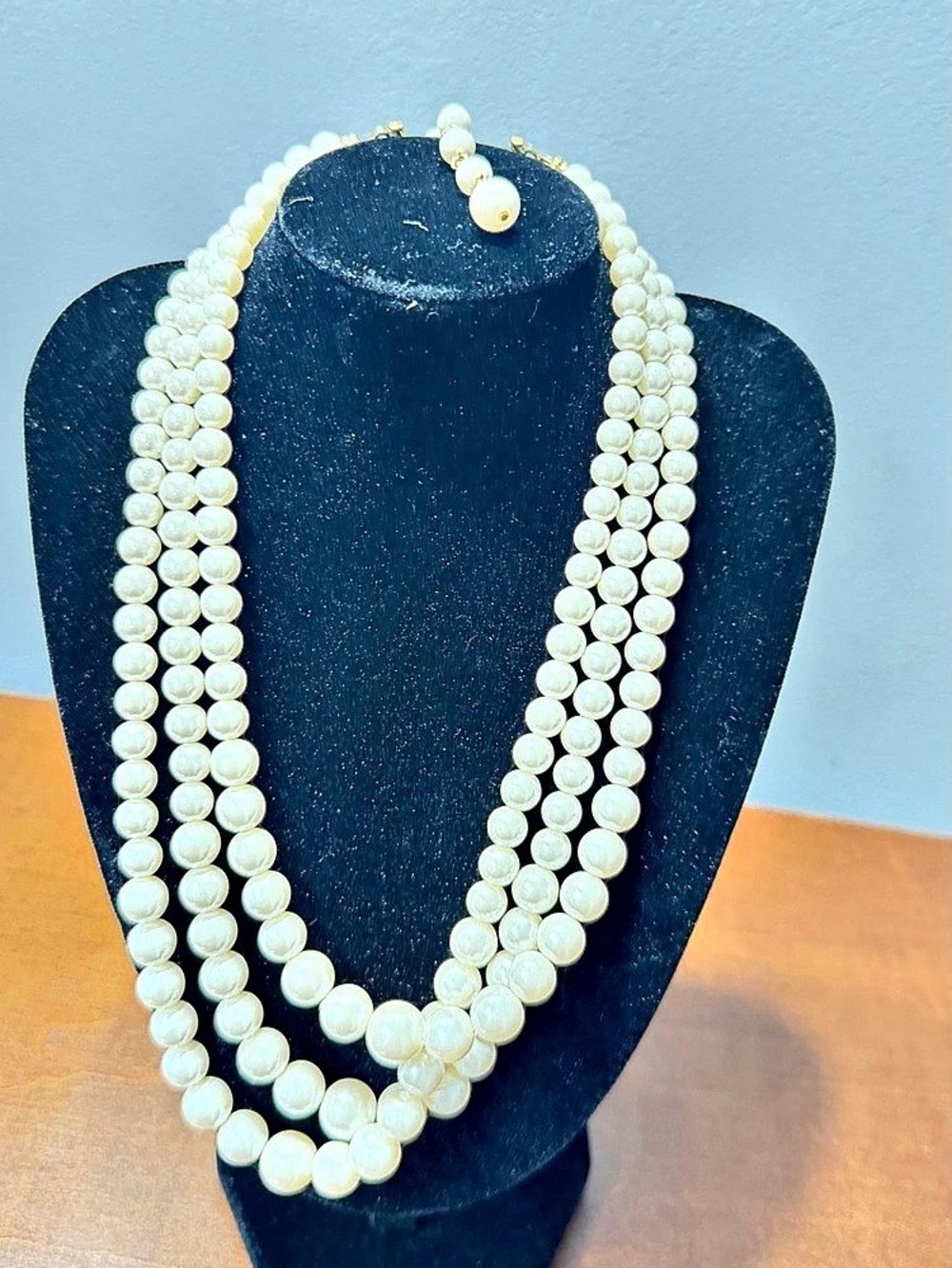 Layered Pearl Necklace in White & Gold Like New